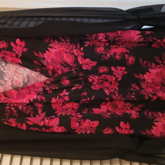 Torrid Babydoll top, cross front black w/pink flowers, bell type sleeves, size 0 - Picture 6 of 6